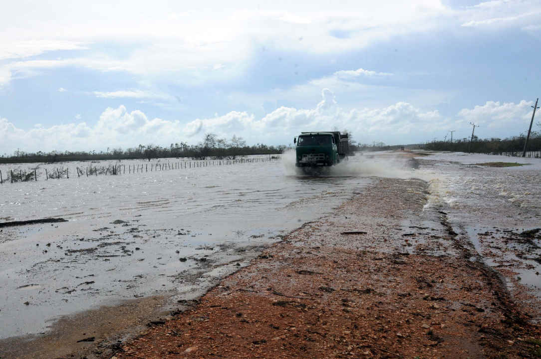 El río Jigüey no resistió el torrente de agua en su caudal se desplazó la carretera. Fotos: Orlando Durán Hernández/Adelante Río Jigüey