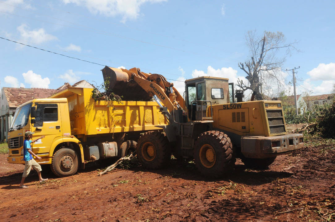 En el batey Jaronú avanzaban los trabajos para facilitar la circulación de vehículos. 