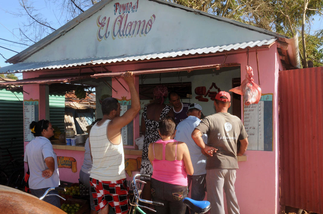 En el punto de venta de El Alamo la población acudía a comprar a precios módicos. 