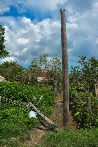 De la fuerza del huracán en tierras mineñas da cuenta este poste eléctrico, partido al medio por los vientos. Foto de Leandro Pérez Pérez
