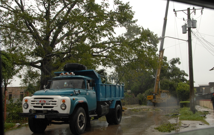 The Cubans restore Irma's damages