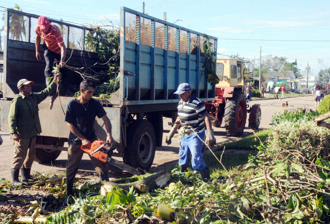 The personnel of Communities of Sierra de Cubitas in the garbage collection. 