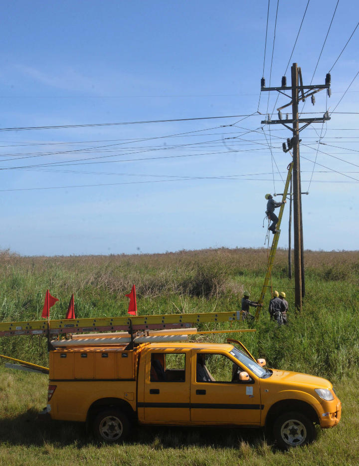  The electrical ones were climbing the posts to return the service to the population and to centers of production and services.