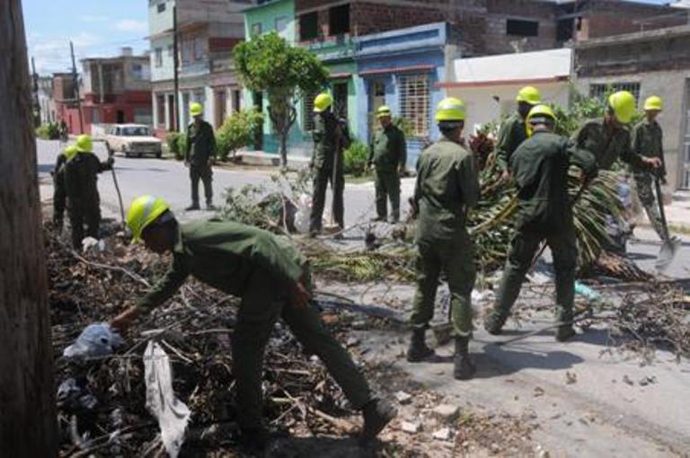 Los vecinos reconocen el trabajo de estos soldados y oficiales.