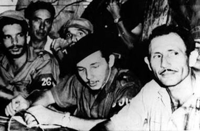 La presencia del joven Comandante Raúl Castro, jefe del II Frente Oriental, generó confianza entre los participantes en el Congreso para señalar sin temor los males padecidos durante años.Foto: Tomada de juventudrebelde.cu Primer Congreso Campesino: cumplimiendo de una promesa