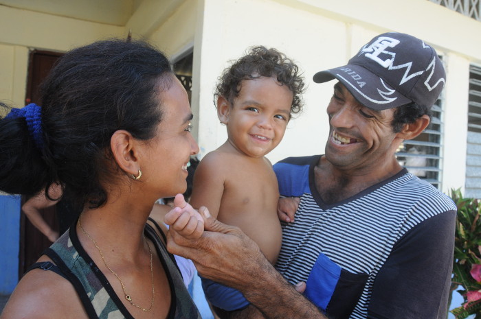 La mamá, el niño y el padre recuerdan el cumpleaños.