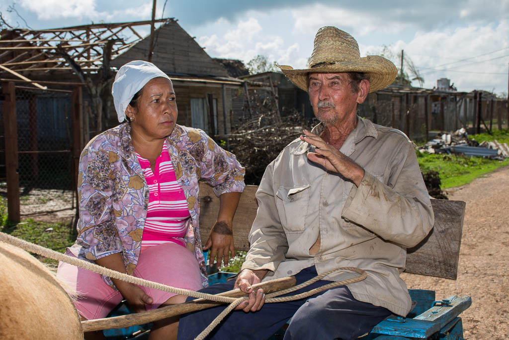 Manuel no vive muy cerca del mar. Fue uno de los que volvió a casa hace un par de semanas y la encontró en ruinas. Solo pide unos clavos para rehacerla él. Foto: Leandro Pérez Pérez/Adelante