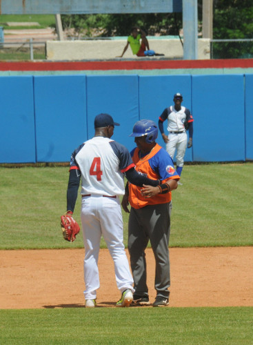 Frederich Cepeda no perdonó las carencias del pitcheo camagüeyano. En la foto, junto a su compañero en el equipo Cuba, Alexander Ayala, durante una de las múltiples ocasiones en que entró en circulación. Foto: Orlando Durán Hernández/ Adelante