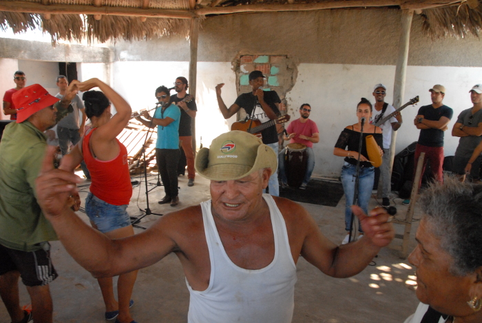 De lo más hondo de su corazón, este hombre agradeció espontáneamente a los artistas su actuación. Vinieron a darle ánimo.