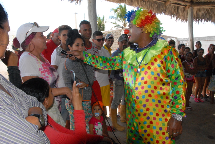 El payaso intercambio con el púlblico, haciéndolos reir.