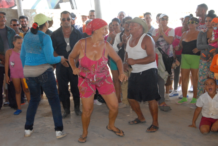 El público sin que nadie se lo pidiera salió a bailar.