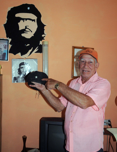 Conserva una boina negra con la estrella de Comandante.