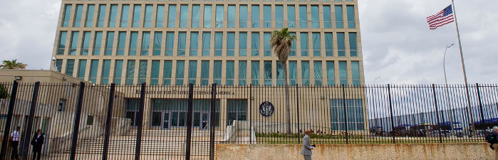 Retirará EE.UU. más de la mitad del personal de su embajada en Cuba