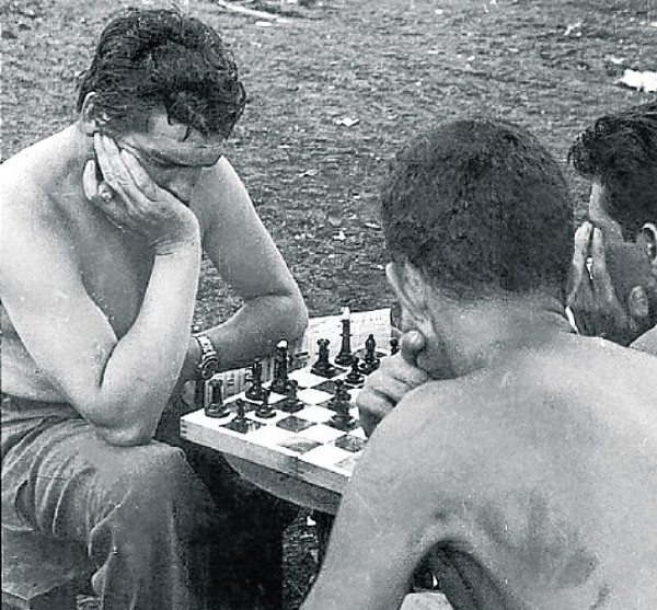 Incluso el más breve descanso luego de un trabajo voluntario era oportunidad para que el Che cultivara su pasión por el Juego Ciencia. Foto: Tomada de www.lahistoriadecuba.wordpress.com Che Guevara y el deporte