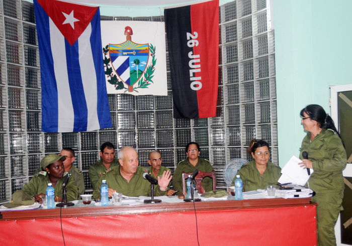 Jorge Luis Tapia junto a Isabel González, vicepresidenta del Consejo de Defensa Provincial, y demás autoridades del municipio de Esmeralda.