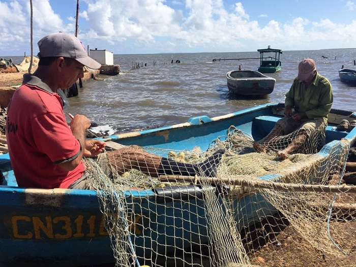 Pescadores de Puerto Piloto se alistan para salir al mar