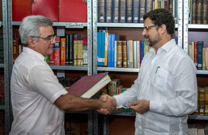 René González Barrios (izquierda), recibió el donativo de manos del embajador de España en Cuba. Foto: Tomada de granma.cu El Instituto de historia español realiza donación de libros a Cuba
