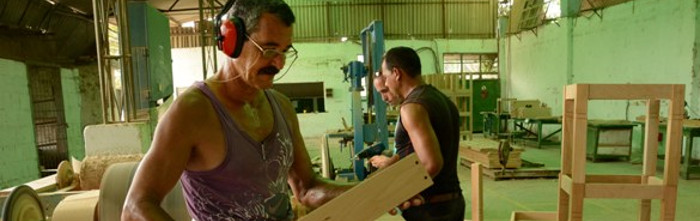 Elaboran en Camagüey muebles para el turismo