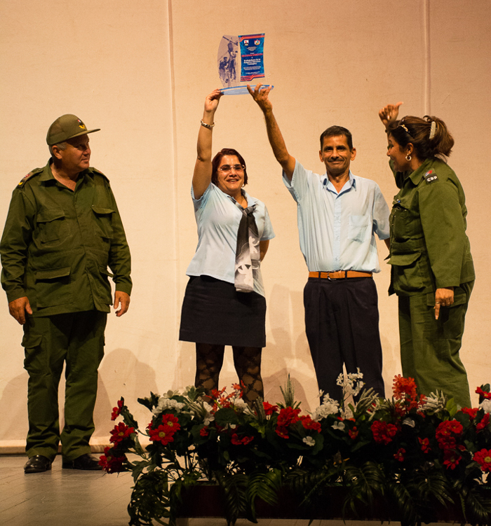 Certificados de reconocimiento a la Empresa Eléctrica en Camagüey en nombre del Comité Provincial del Partido y de  la Asamblea Provincial del Poder Popular.