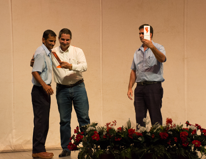 El representante de la Unión Eléctrica entrega también reconocimiento a la Empresa Eléctrica Camagüey y a la termoeléctrica  "10 de Octubre" de Nuevitas.