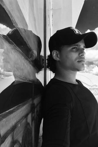  Osmany Montero, además de su exitosa carrera como bailarín, se graduó en el 2014 en el Instituto Superior de Arte, en la carrera de Comunicación Audiovisual. 