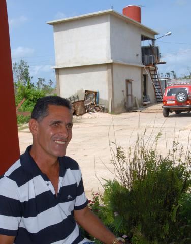 Ariel dice dormir tranquilo, a pesar del ruido de la fábrica de dos pisos, ubicada al final.