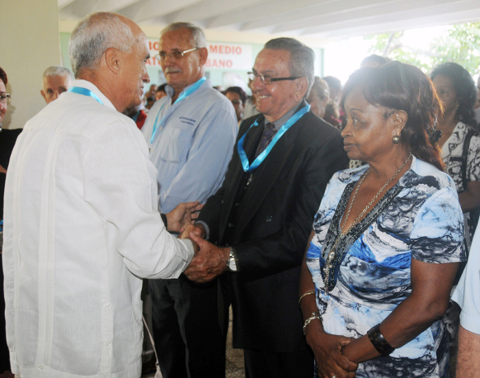 Reciben Placa Conmemorativa 50 Aniversario integrantes de la comunidad universitaria