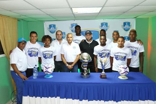 Presentación de los refuerzos del Atántico FC para la nueva temporada. Libán segundo de derecha a izquierda en la fila delantera. Fotos: Perfil en Facebook del club Atlántico FC