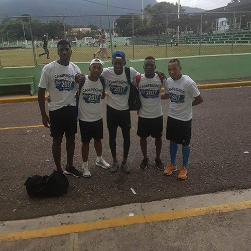 En los terrenos de entrenamiento junto a sus compatrioras cubanos. Libán segundo de derecha a izquierda.