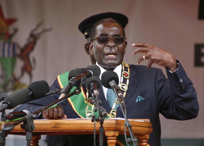Tras una jornada de graves disturbios y presencia militar en las calles, el ejército de Zimbabue se ha dirigido a la nación a través de la televisión pública para asegurar que no se está desarrollando un golpe de Estado en el país y que el presidente Robert Mugabe está “sano y salvo”. Tomada de lavanguardia.com    Preocupa a SADC situación en Zimbabue, Jacob Zuma