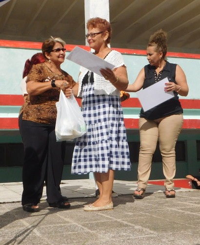 La profesora Mirtha Soriano Abreu recibe el reconocimiento por su permanencia durante 45 años en el centro.   Foto: Yusbel Puentes Zaldívar