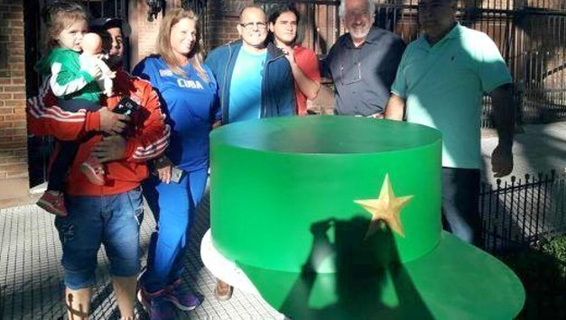 Desde Argentina envían réplica gigante de gorra de Fidel 