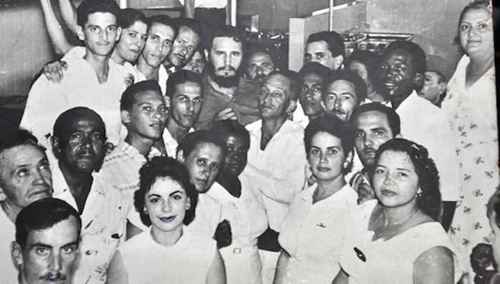 Fidel el día de la inauguración rodeado de trabajadores del centro. Foto: Cortesía de la dirección del hospital. Inicia jornada científica del hospital Amalia Simoni