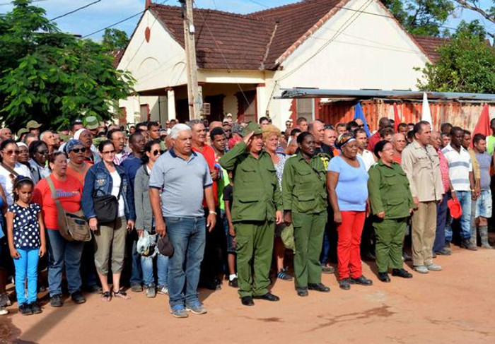 Jorge Luis Tapia Fonseca, presidente del Consejo de Defensa Provincial, presidió el acto de homenaje a Fidel en la comunidad Jaronú, en el municipio Esmeralda.