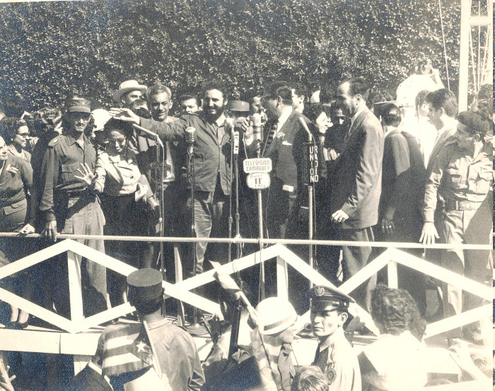Fidel saluda efusivo al pueblo en el antiguo cuartel Agramonte