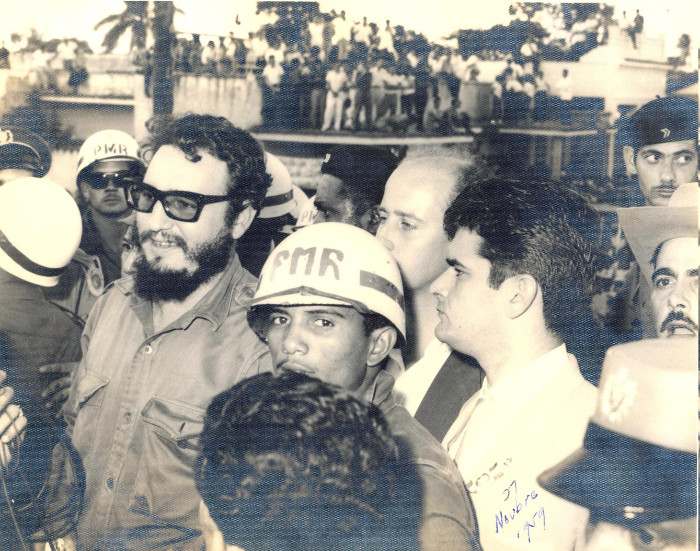 José Luis Cadenas, al lado del militar con casco