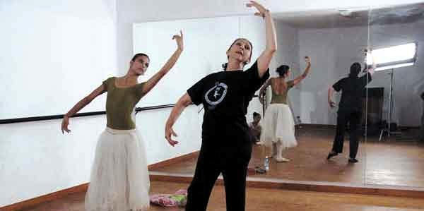 Joya del ballet imparte clases en compañía de Camagüey 