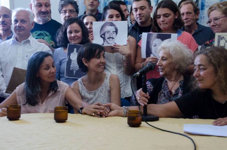 Junto a Adriana y al micrófono Estela de Carlotto, presidenta de las Abuelas de Plaza de Mayo, en la conferencia de prensa hoy.
