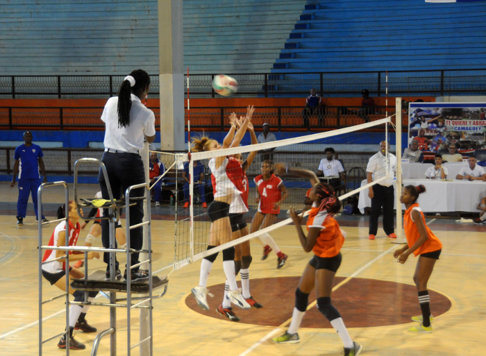 Villa Clara arriba de la bola