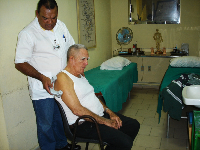 Se forman residentes para la especialidad en Camagüey, hay servicios de urgencia en hospitales donde son tratados unos 20 padecimientos con un resultado positivo en más del 90 % de los casos, y se aspira a crear una escuela camagüeyana bajo este principio. Fotos y video: De la autora Medicina Natural y Tradicional para la pobreza y la riqueza