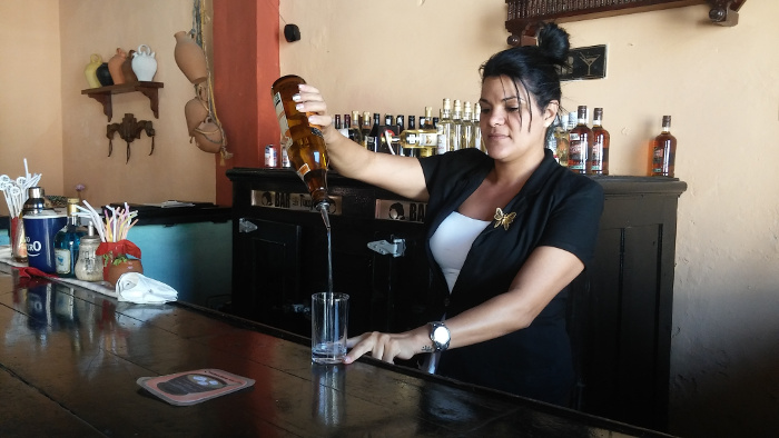  La canchánchara es una bebida tradicional que se oferta en el lugar. Es elaborada con aguardiente, miel de abeja, jugo de limón,hierba buena y cubitos de caña.