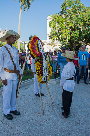 En el Parque Agramonte, flores de los camagüeyanos a su Mayor.