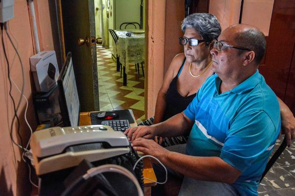 Hay que hablar de internet residencia o el proyecto Nauta Hogar como se le conoce de forma más popular, más de 10 mil capacidades se han ido comercializando, y el año que viene debe crecer este servicio. Foto e infografía: Tomada de www.cubasi.cu Cuba avanza en la informatización de la sociedad