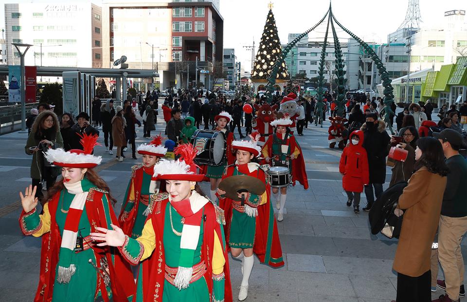 Los habitantes de Corea del Sur disfrutaron el 25 de diciembre del desfile de navidad. Foto: Tomada de infobae.com