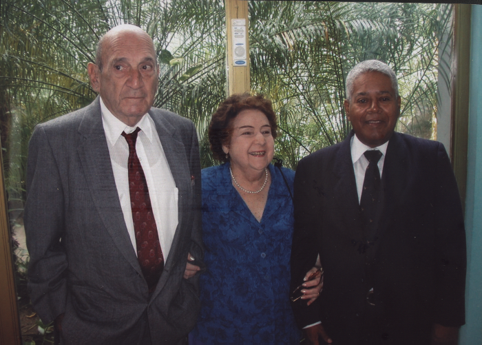 El doctor León Díaz, la esposa y el también cardiólogo Justo de Lara.Foto: Cortesía familiar