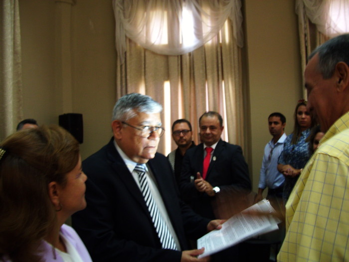 Emocionado el Doctor Rogelio Rivera Fernández recibe el galardón.