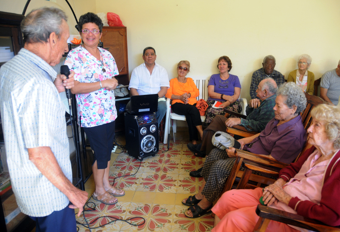 Los abuelos celebrando en familia el 14 de febrero