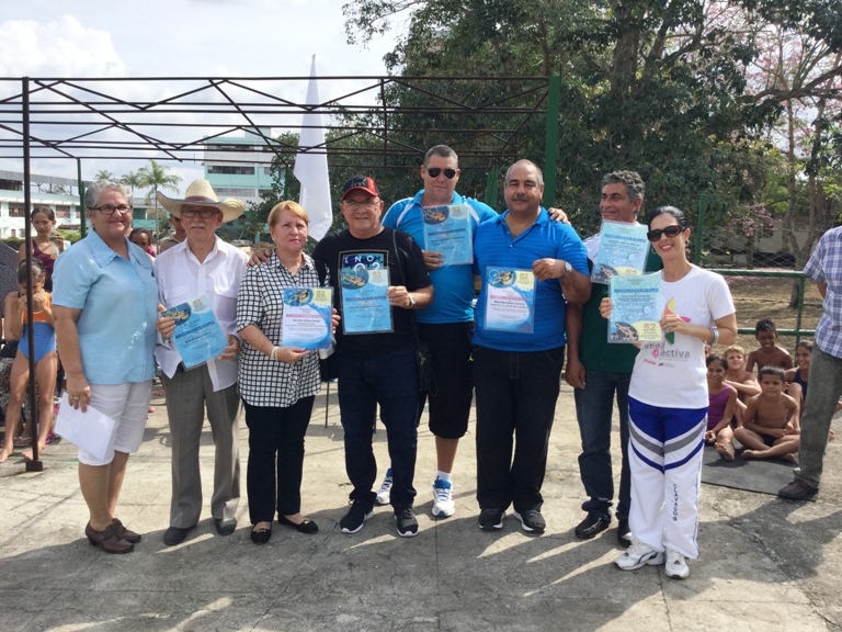 De izquierda a derecha: Maritza, Sixto, Estrella, Rolando, Hugo, Raúl, el papá de Jeinkler, y Yanara.