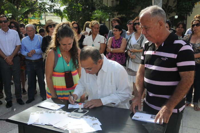 Con posterioridad  Antonio Guerrero procedió a la cancelación de una serie de sellos con las imágenes de próceres de nuestras guerras por la independencia.Foto: Orlando Durán Hernández/Adelante