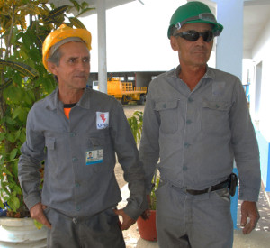 Ambos se encargan de desbrozar los terrenos y limpiar las trochas.